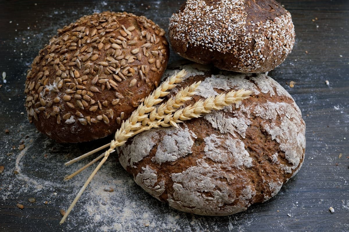 Variedad de panes artesanales recién horneados en una panadería