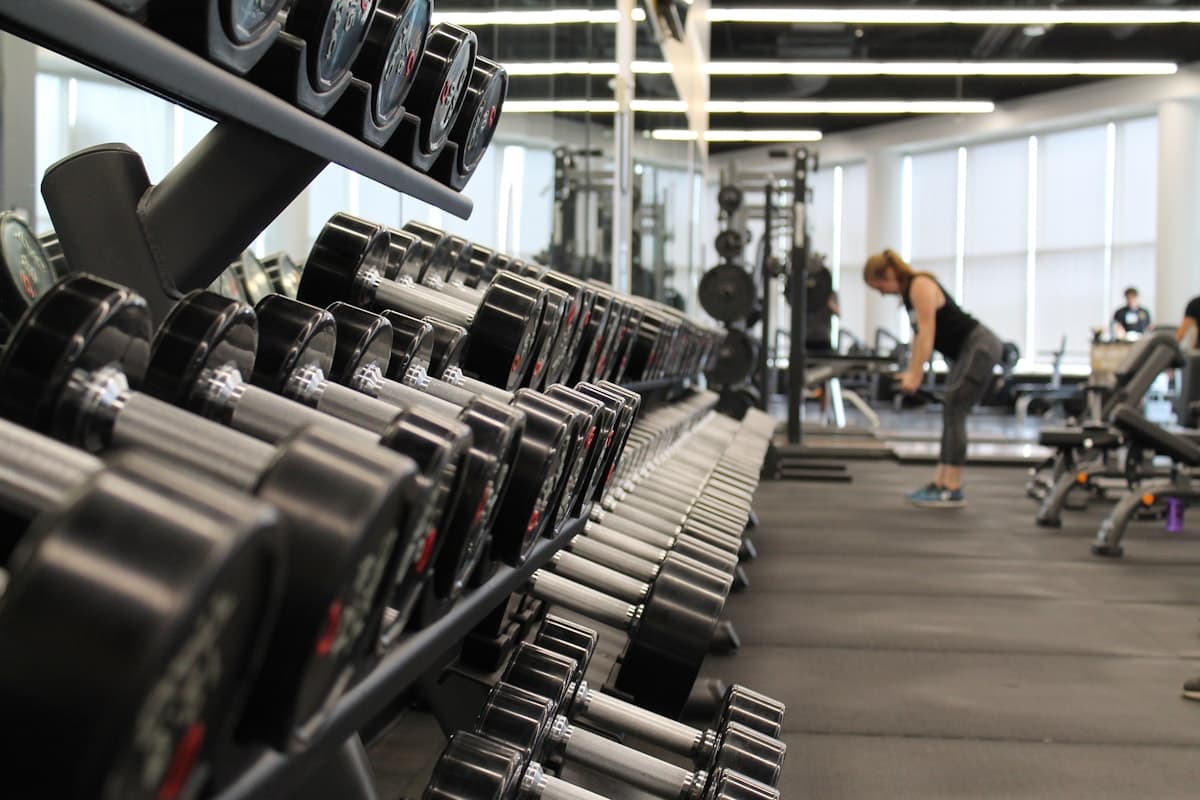 Personas entrenando con pesas en un estudio de acondicionamiento físico
