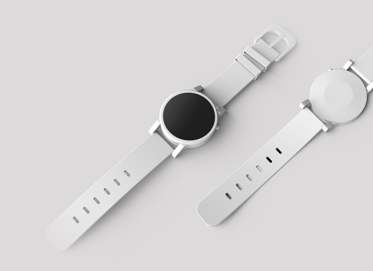 Reloj inteligente y accesorios tecnológicos sobre una superficie clara